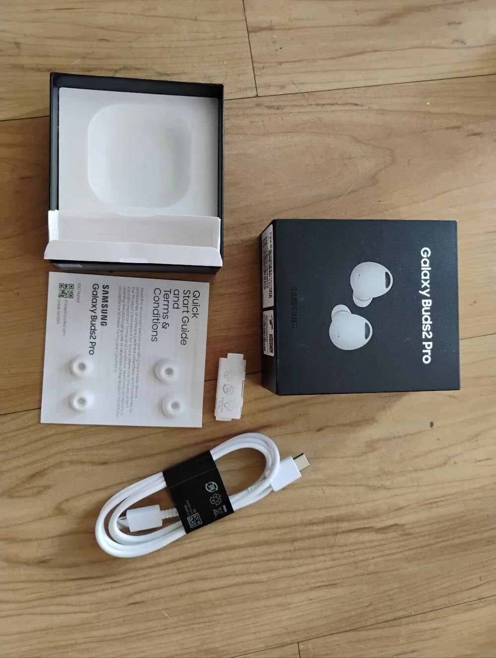 Samsung Galaxy Pro AKG ear buds in white